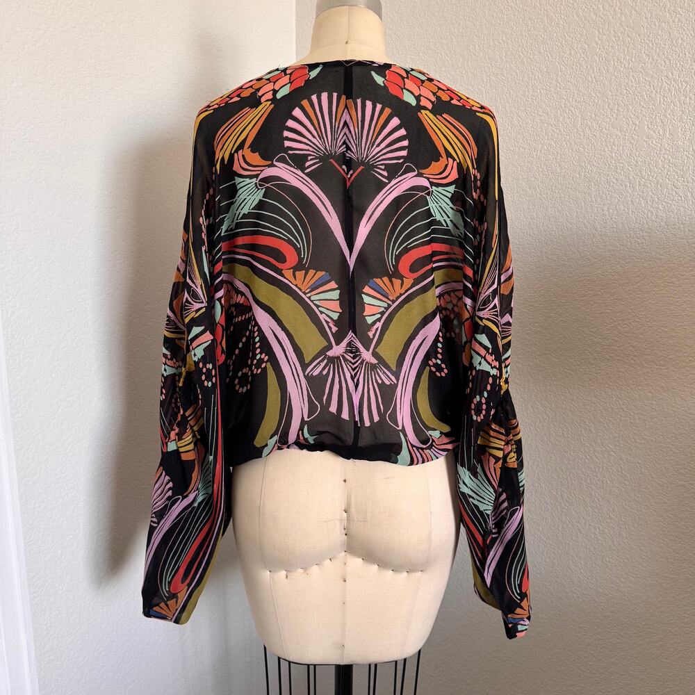 Free People - Size M Black Multi Art Deco Print Top Batwing Sleeve Elastic Hem - Picture 3 of 10